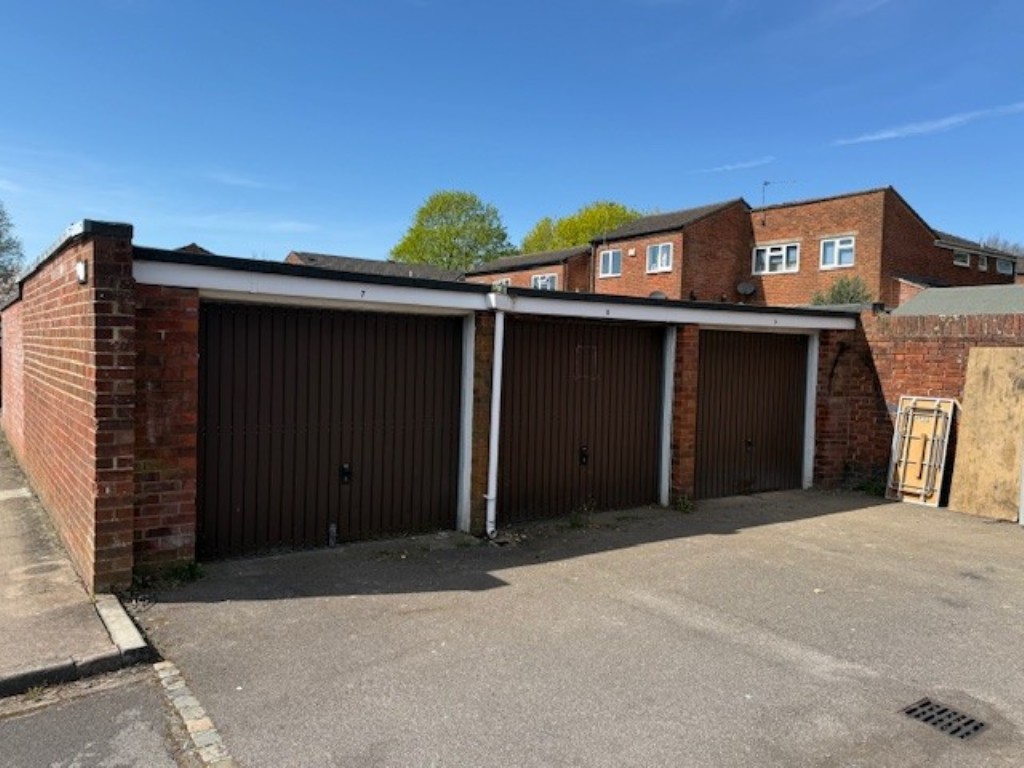 Lot: 13 - NINE FREEHOLD GARAGES IN BLOCK - Garages